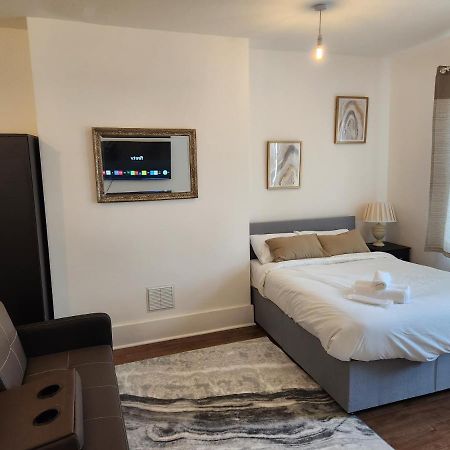 Immaculate 1-Bedroom In Greenhithe Esterno foto