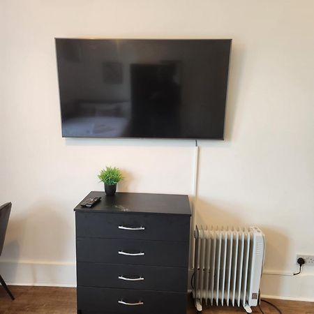 Immaculate 1-Bedroom In Greenhithe Esterno foto