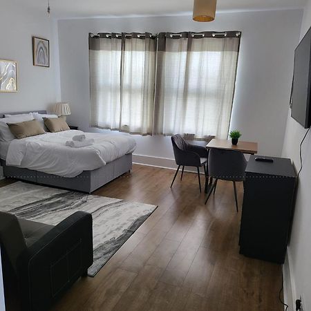 Immaculate 1-Bedroom In Greenhithe Esterno foto