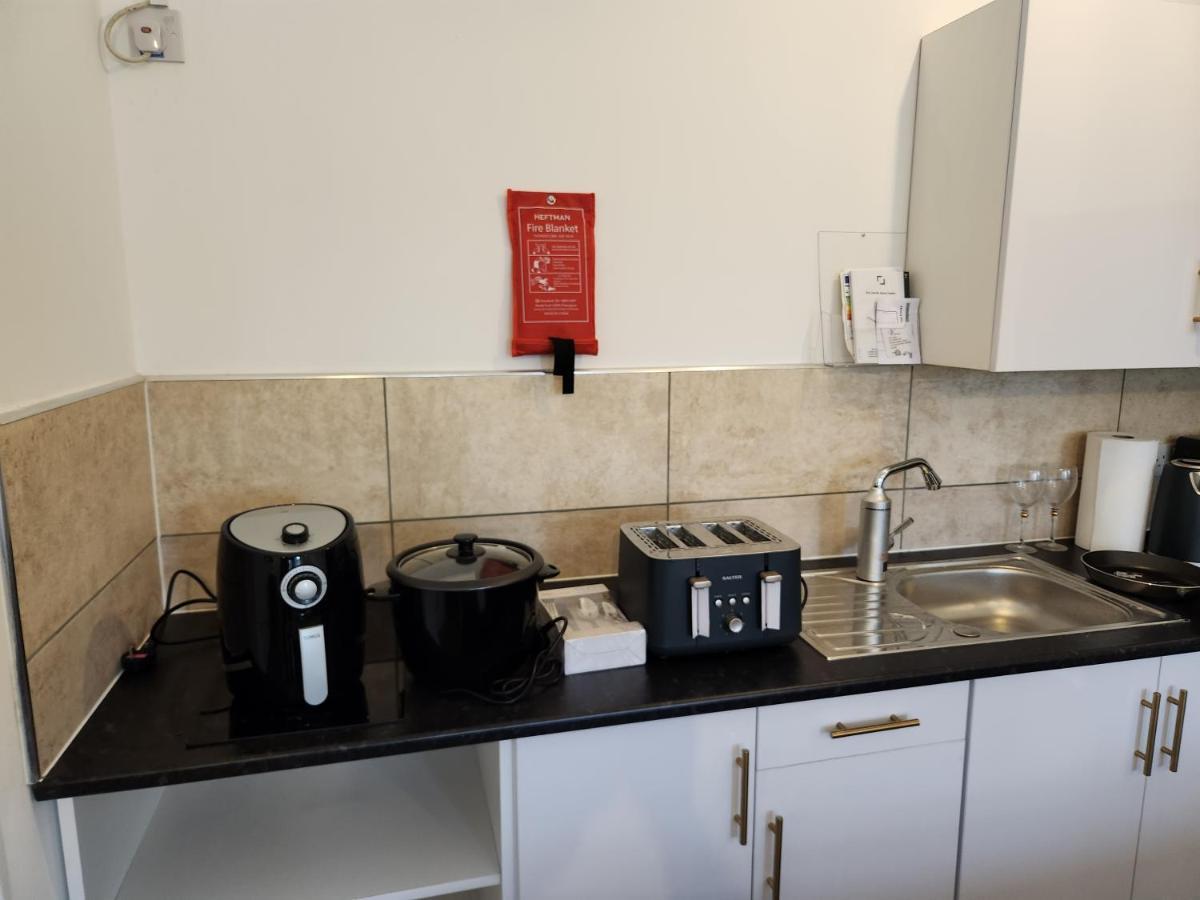 Immaculate 1-Bedroom In Greenhithe Esterno foto