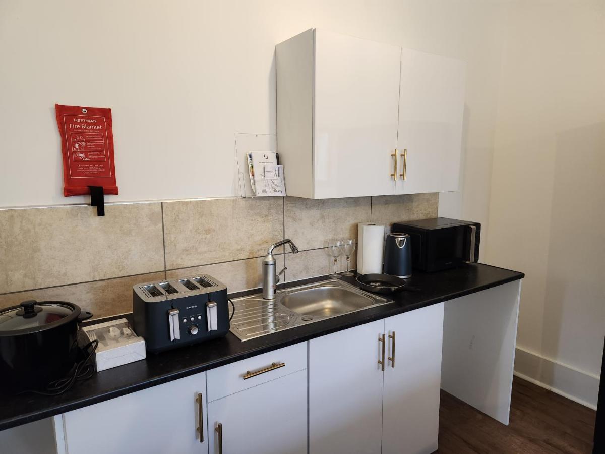 Immaculate 1-Bedroom In Greenhithe Esterno foto