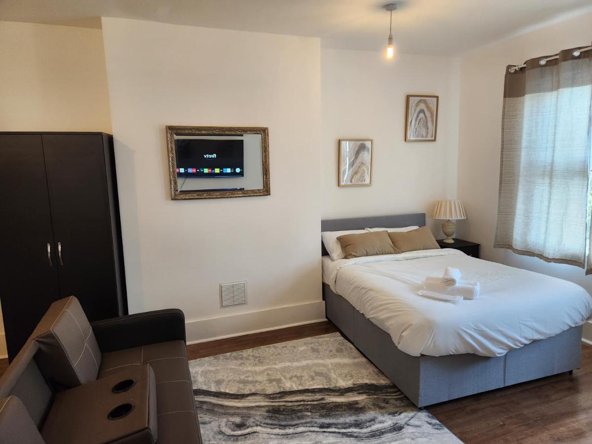 Immaculate 1-Bedroom In Greenhithe Esterno foto