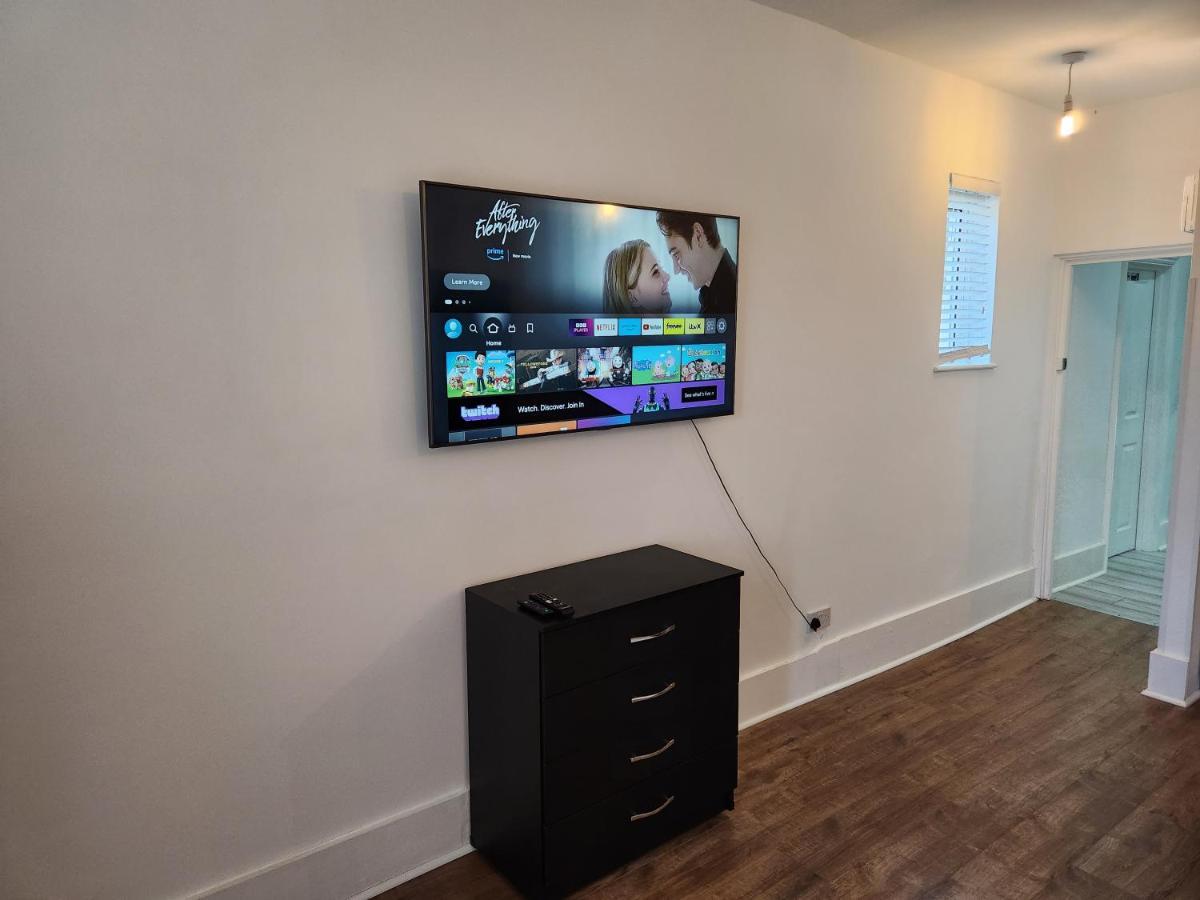 Immaculate 1-Bedroom In Greenhithe Esterno foto