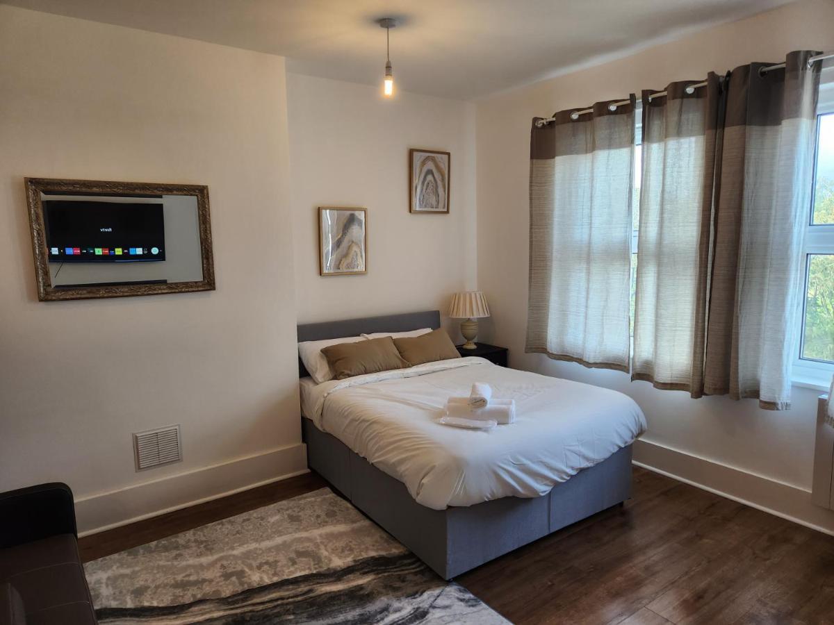 Immaculate 1-Bedroom In Greenhithe Esterno foto