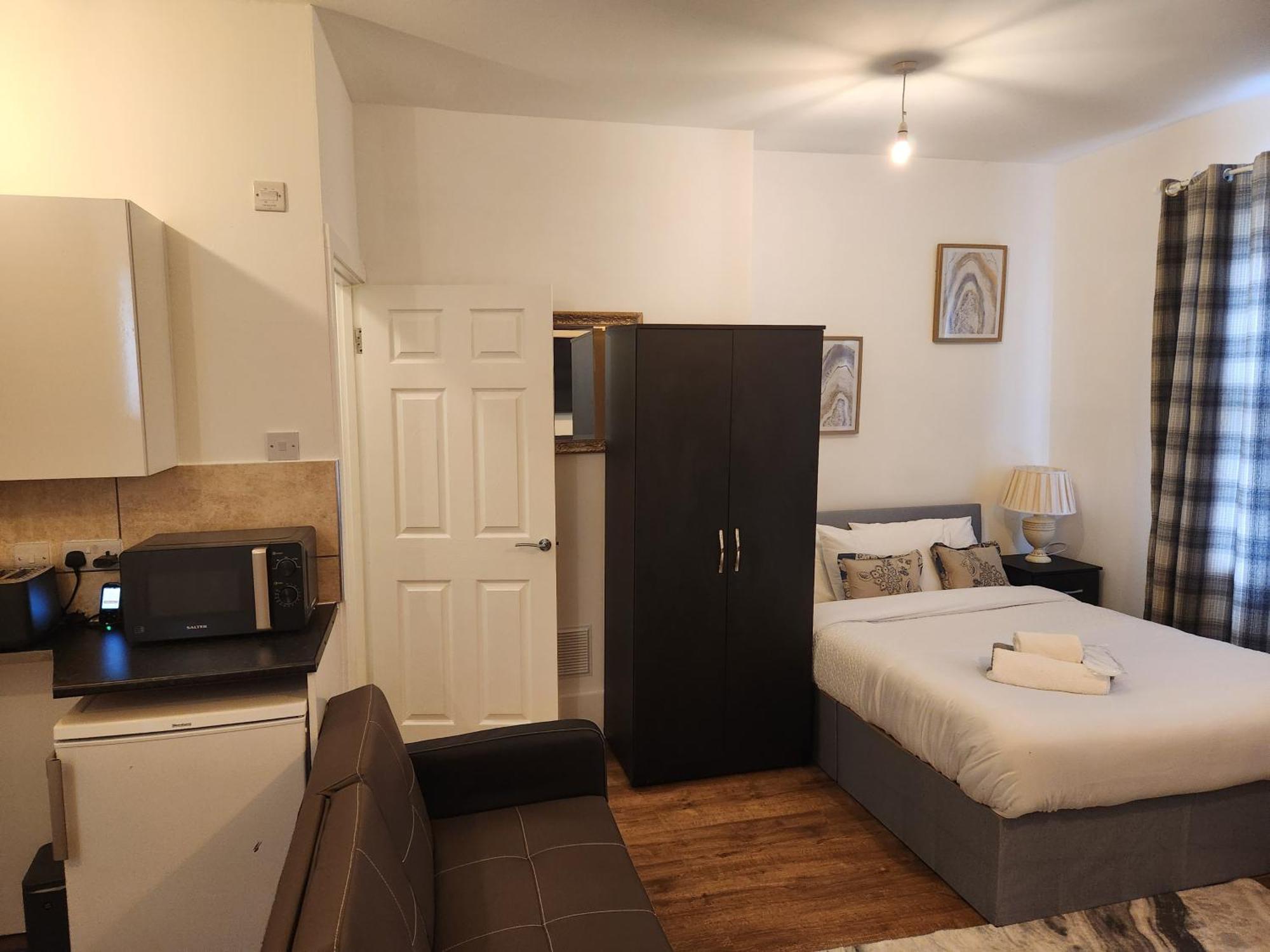 Immaculate 1-Bedroom In Greenhithe Esterno foto