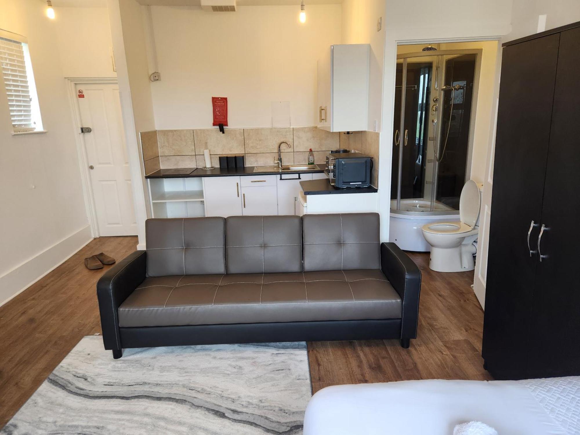 Immaculate 1-Bedroom In Greenhithe Esterno foto